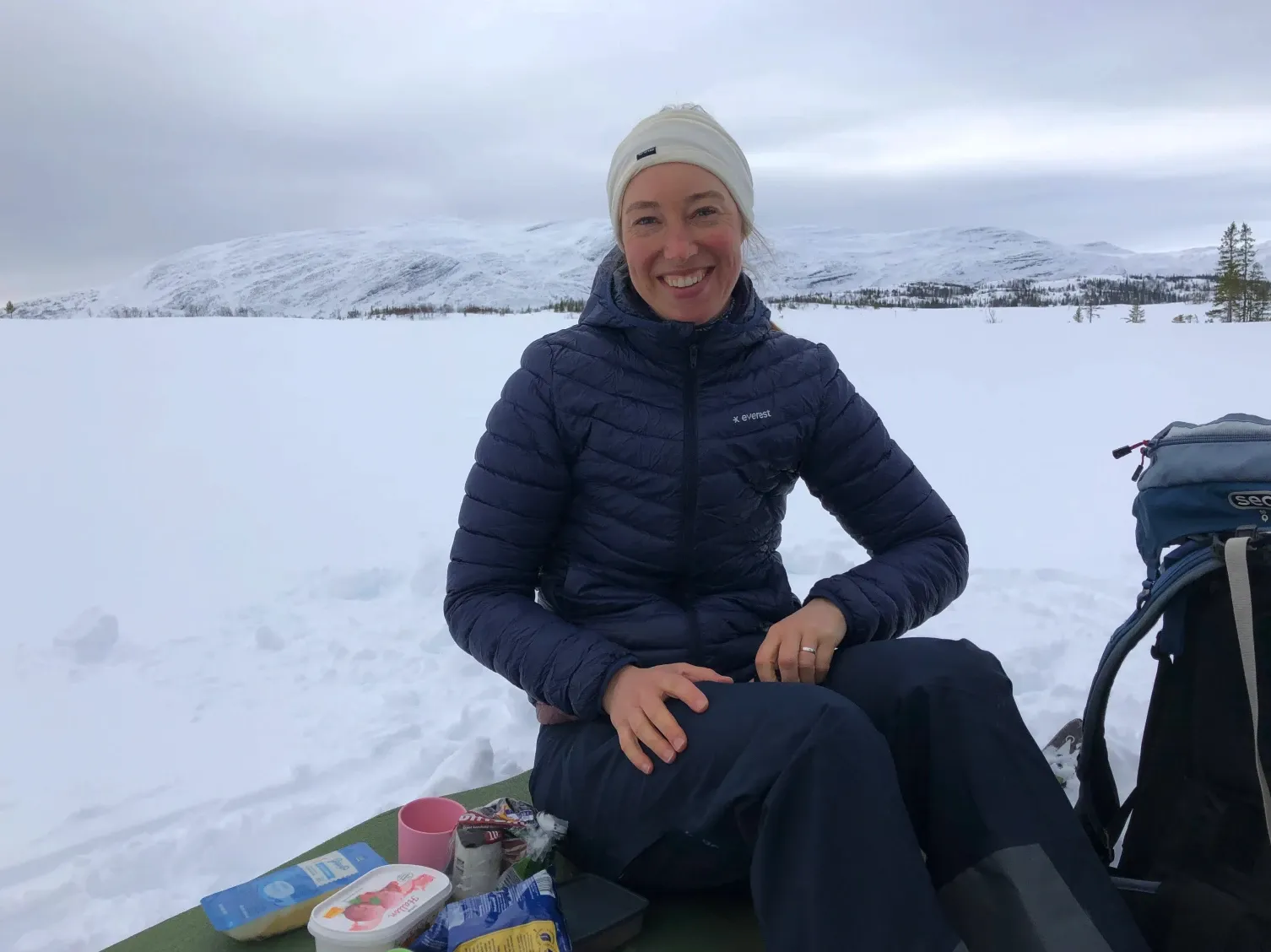 Hanna Åslund i fjällen med vinterkläder och leende