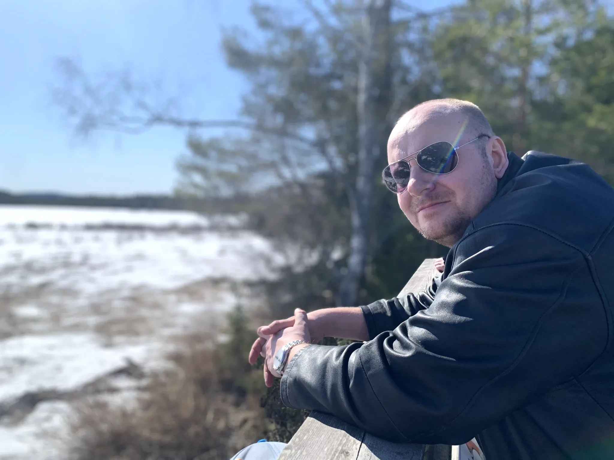 Tobias Björn Udd utomhus med solglasögon