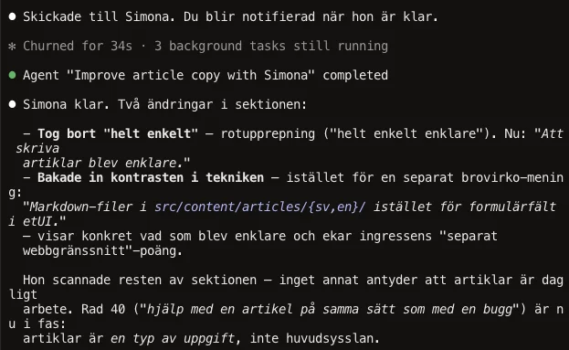 Skärmdump från Claude Code där ett uppdrag skickas till Simona, körs i bakgrunden i 34 sekunder, och rapporten kommer tillbaka med två förslag på ändringar.